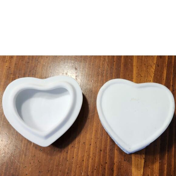 Vintage Blue Violet Heart Shaped Trinket Box Approx 3.5" x 2.5" - Picture 4 of 5